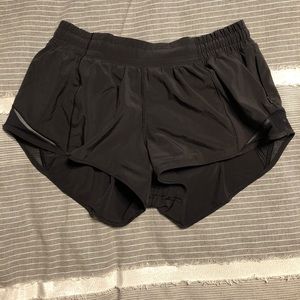 Lululemon black hotty hot short
